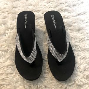 Wild Diva lounge comfy stacked heel flip flops. Sparkly silver / black side 7.5
